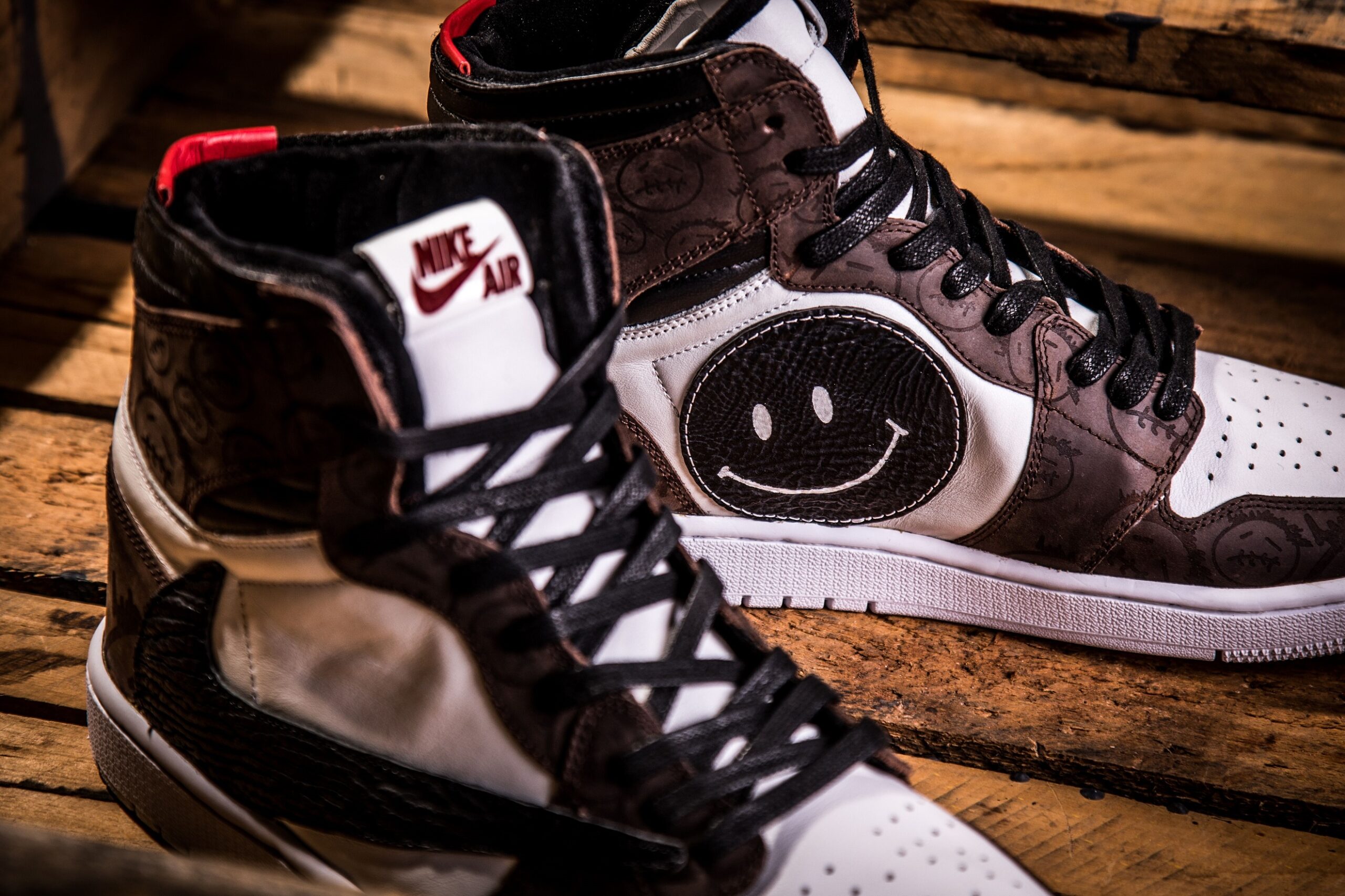 TRAVIS SCOTT NIKE Air Jordan 1 and Dunk SB LIMITED SAMPLE PACK Release - The Kickz Stand