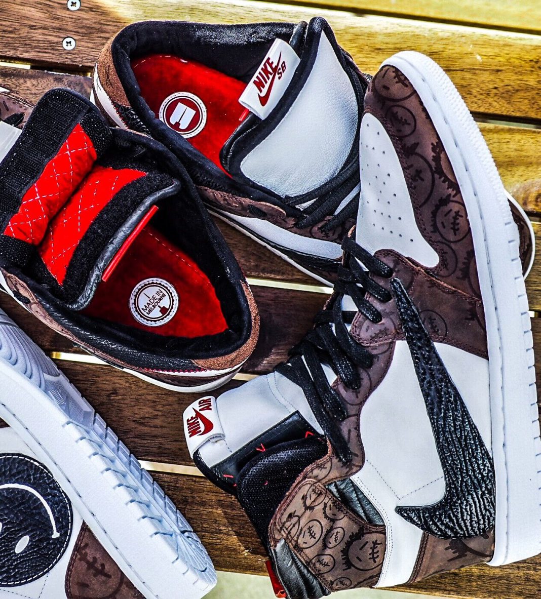 TRAVIS SCOTT NIKE Air Jordan 1 and Dunk SB LIMITED SAMPLE PACK Release - The Kickz Stand