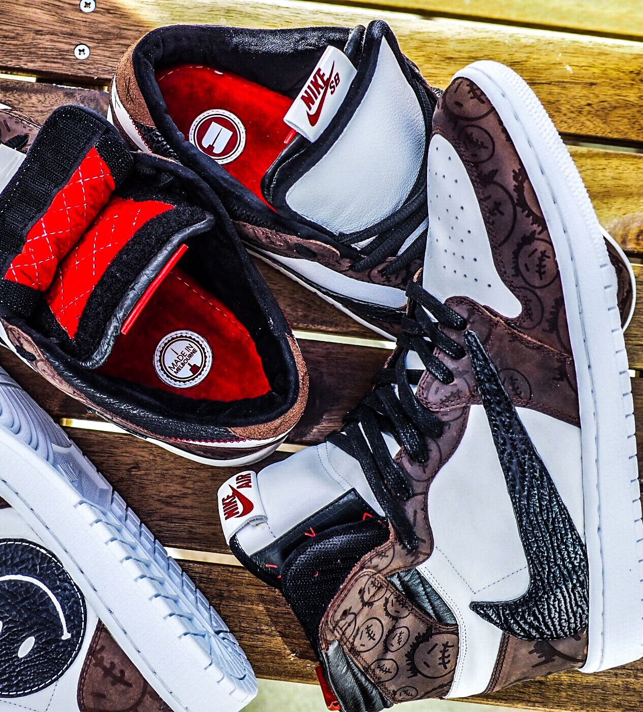 TRAVIS SCOTT NIKE Air Jordan 1 and Dunk SB LIMITED SAMPLE PACK Release - The Kickz Stand